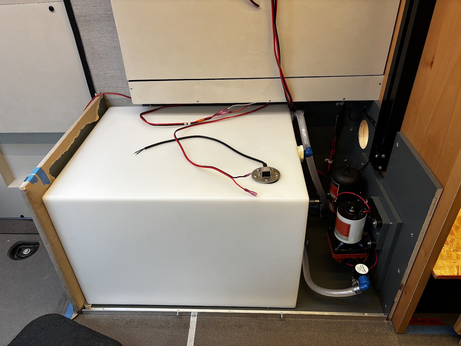 Tank and pump side by side in the bench, before the top went on.
